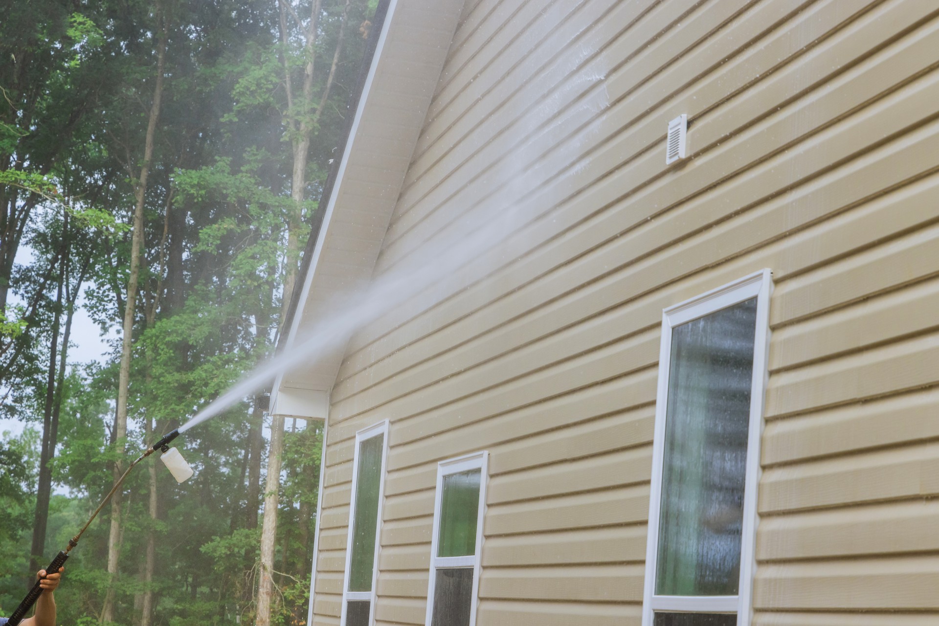 Cleaning and maintenance service for washing the house and maintaining the home with a high-pressure spray nozzle with soap cleaner and water